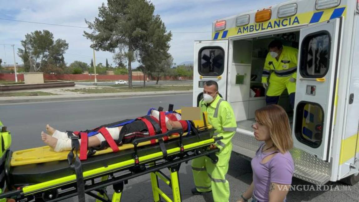 $!Sofía “N”, de 14 años, la estudiante de secundaria gravemente herida, es atendida por paramédicos en el lugar antes de ser trasladada de urgencia a la Clínica Dos del IMSS.