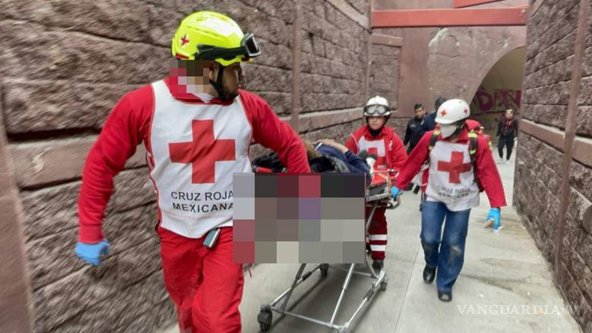 $!Personal de emergencias inmovilizó la pierna fracturada de la mujer antes de trasladarla al Hospital General para atención especializada.