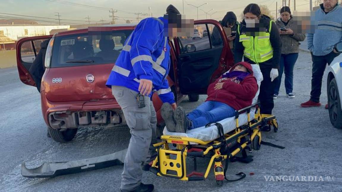 $!Las dos mujeres lesionadas fueron atendidas por paramédicos de la Secretaría de Salud en el lugar del accidente.