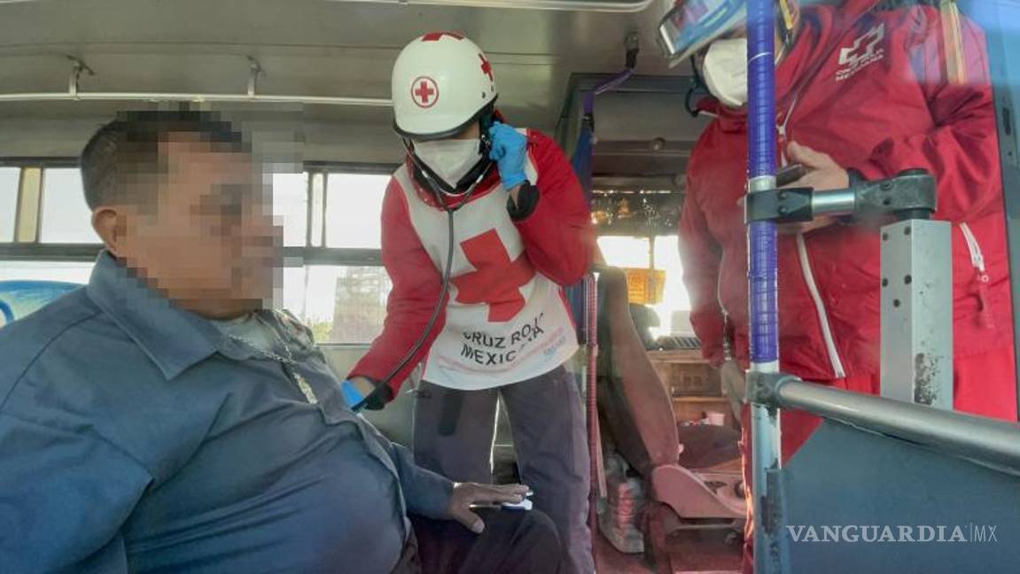 $!Personal de la Cruz Roja valoró al pasajero lesionado dentro del transporte público, quien presentó golpes pero no requirió traslado.