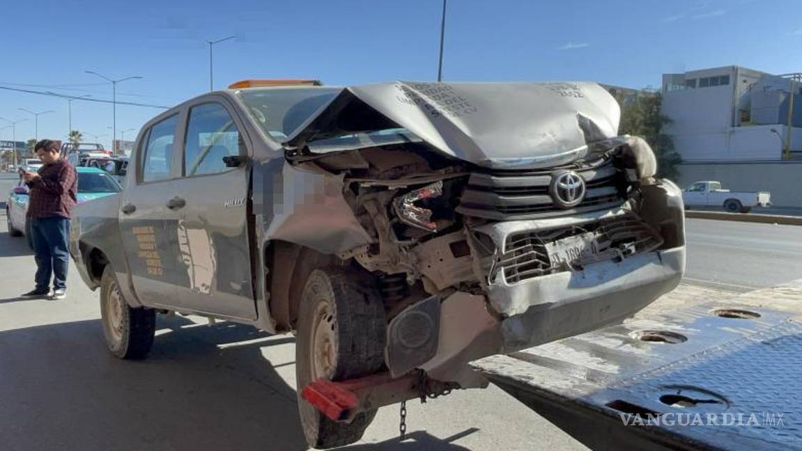 $!Una camioneta Hilux fue proyectada contra un Volvo luego de ser impactada por un tráiler que circulaba por el mismo carril.