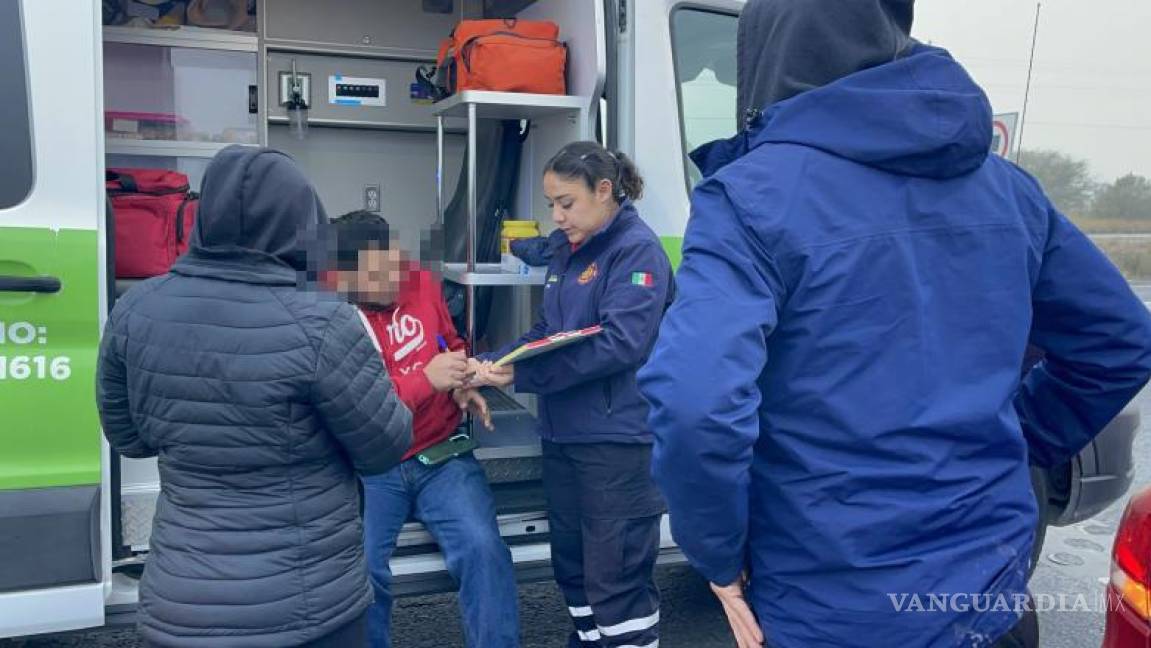 $!Personal de Protección Civil y Bomberos atendió al conductor del Jetta tras el impacto con el tráiler en el kilómetro 8.