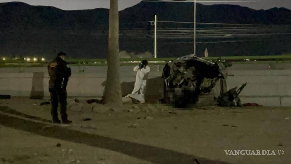 $!La unidad terminó sobre su costado en el área lateral del puente vehicular, en dirección de Arteaga a Saltillo.