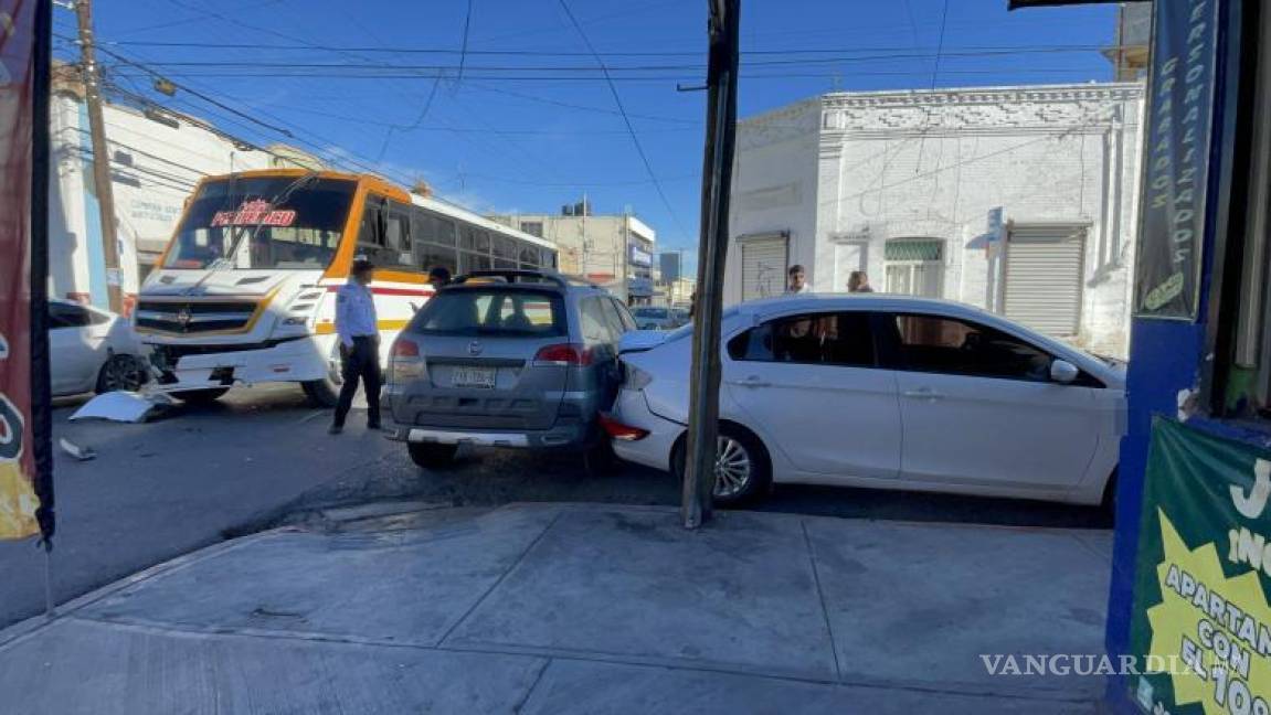 $!Elementos de la Policía Municipal de Tránsito acudieron al lugar para registrar el accidente y coordinar con las aseguradoras.