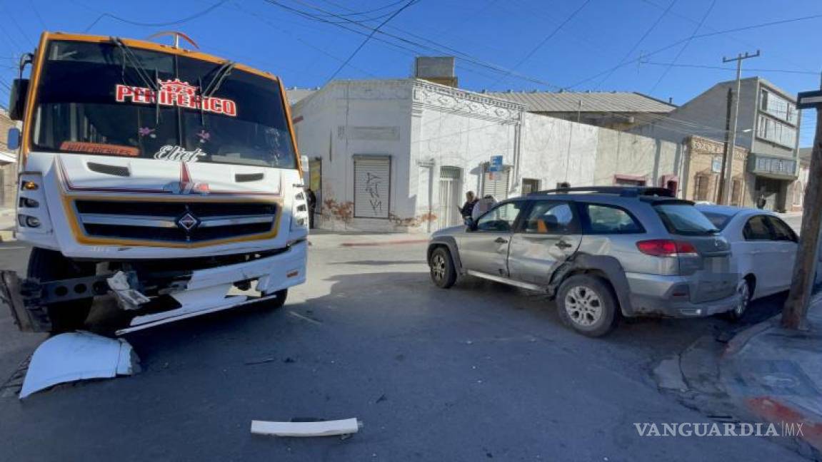 $!El Fiat Palio fue el primero en recibir el impacto de la combi, lo que lo hizo girar y causar daños al Suzuki Ciaz estacionado.