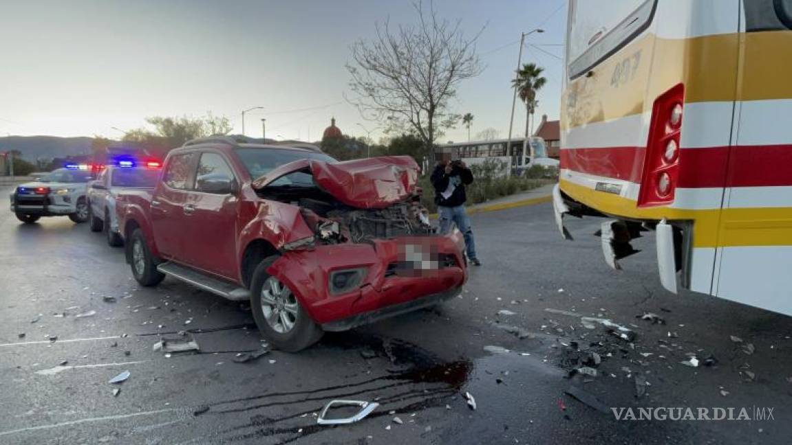 $!La defensa trasera del camión de la Ruta Periférico sufrió daños significativos, pero no hubo lesionados.