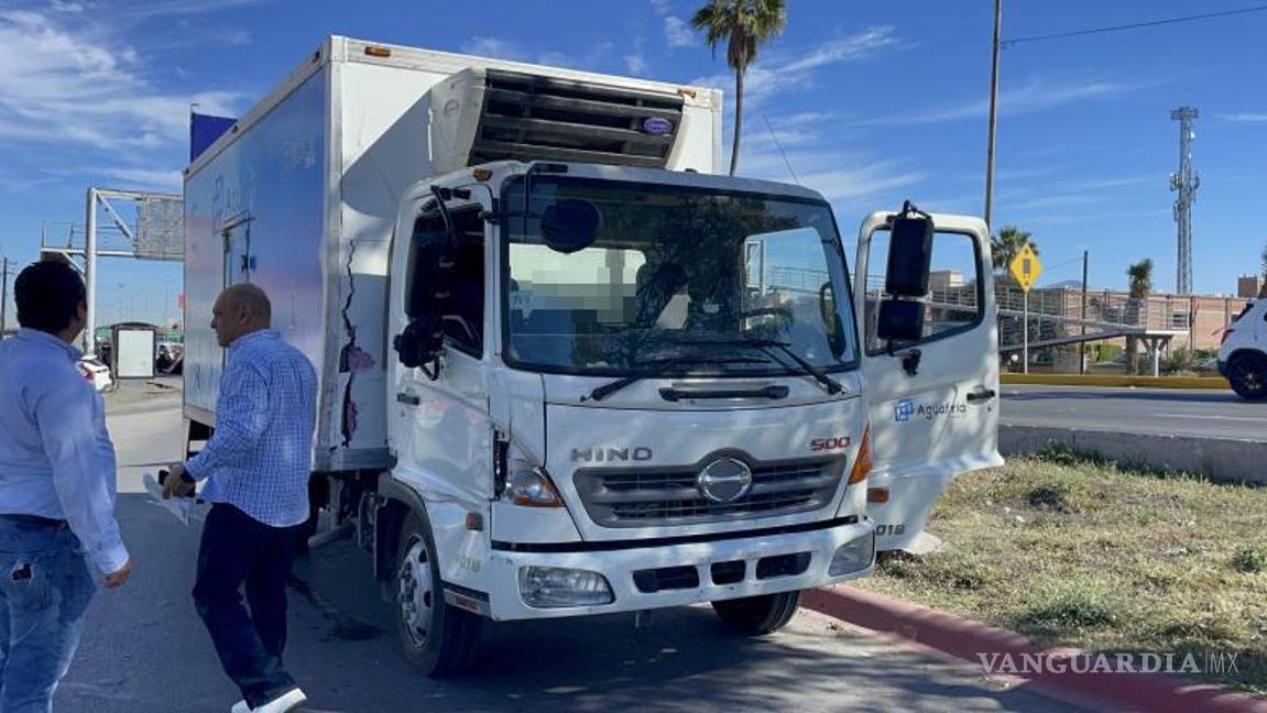 $!El camión Hino de la empresa AguaFría también presentó daños significativos tras el choque.