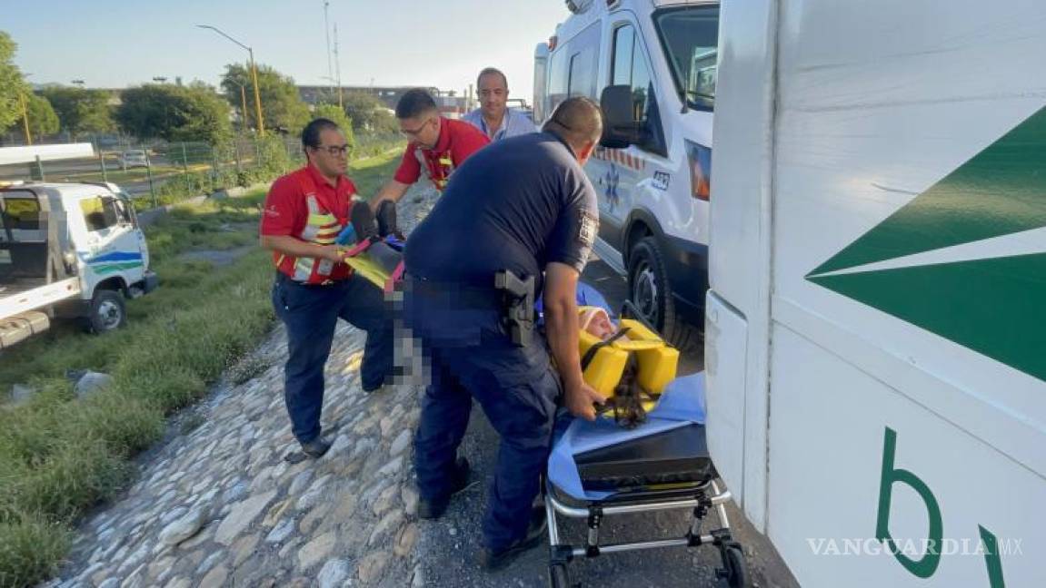 $!Personal médico atendió y traslado a las víctimas del choque en Saltillo entre un Optra y un Volkswagen Vento.
