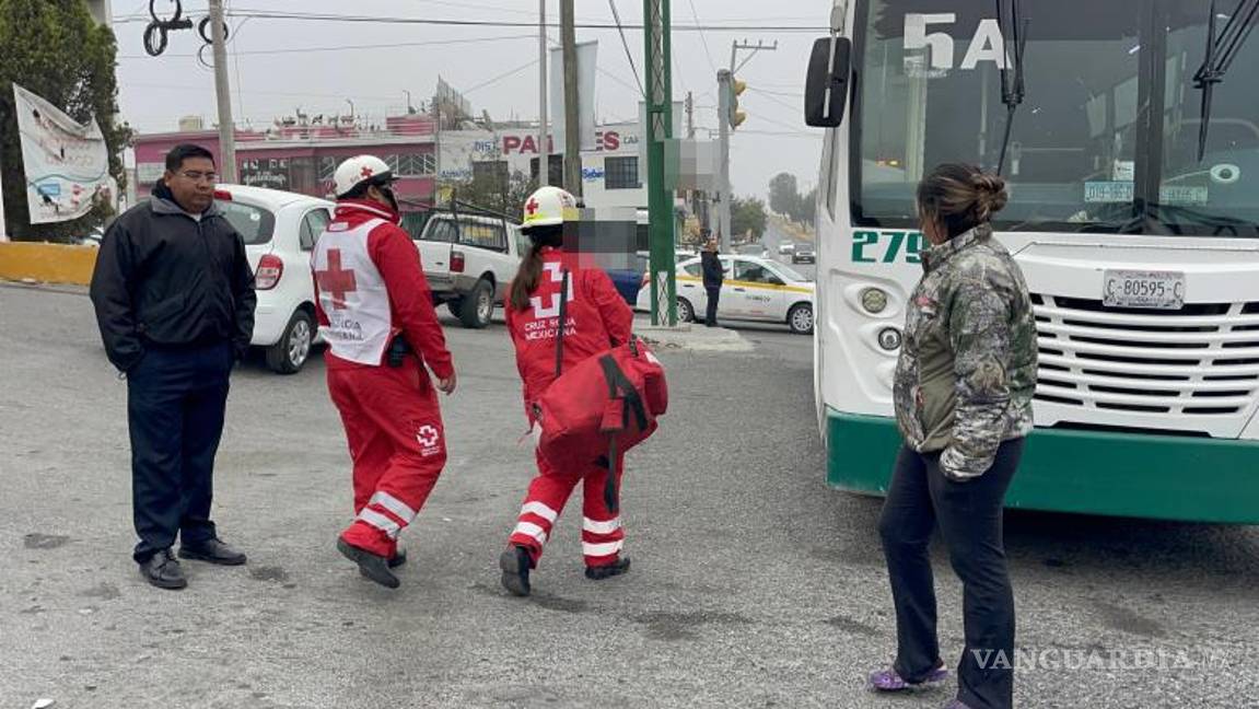 $!Personal de la Cruz Roja atendió a la mujer lesionada tras el accidente ocurrido en la colonia Buenos Aires, en Saltillo.