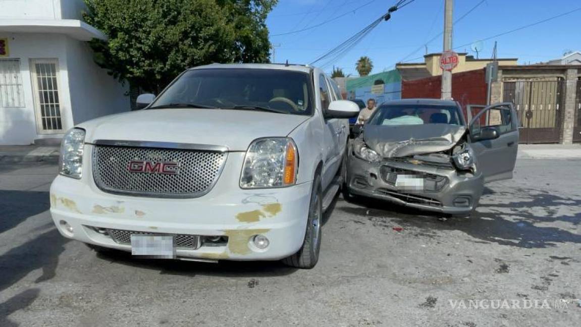 $!La escena del accidente muestra los vehículos involucrados, con daños visibles, en el cruce de las calles 8 y 17 de la colonia Mirasierra en Saltillo.