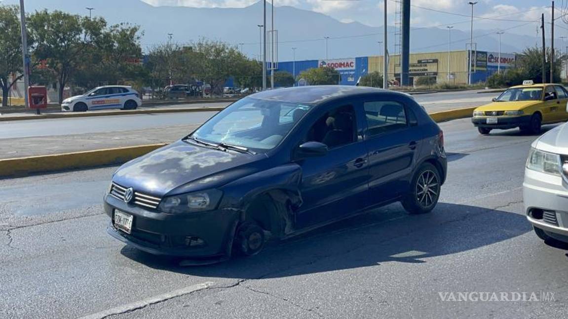 $!Elementos de Tránsito Municipal abanderaron la zona para controlar la circulación y evitar nuevos percances en el periférico Luis Echeverría.