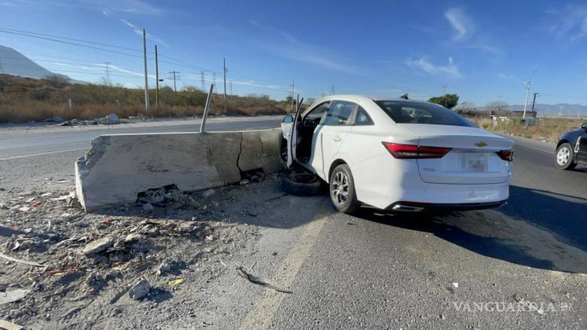 $!El vehículo Chevrolet Aveo sufrió daños considerables al impactarse contra el muro de contención.