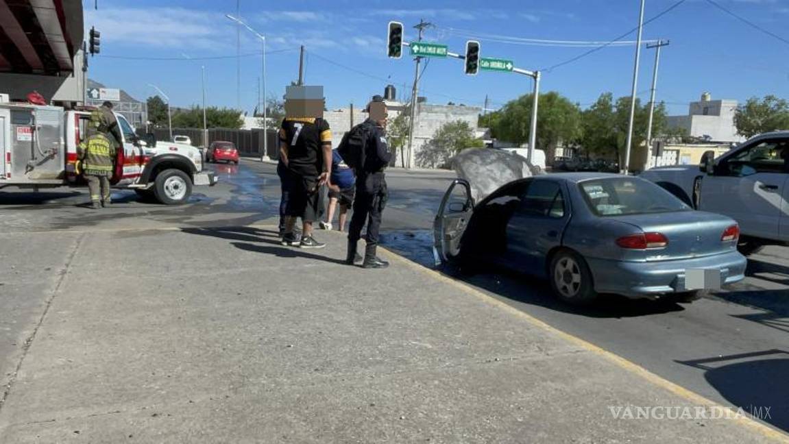 $!Los bomberos llegaron rápidamente al lugar para sofocar las llamas que consumieron el motor del vehículo.