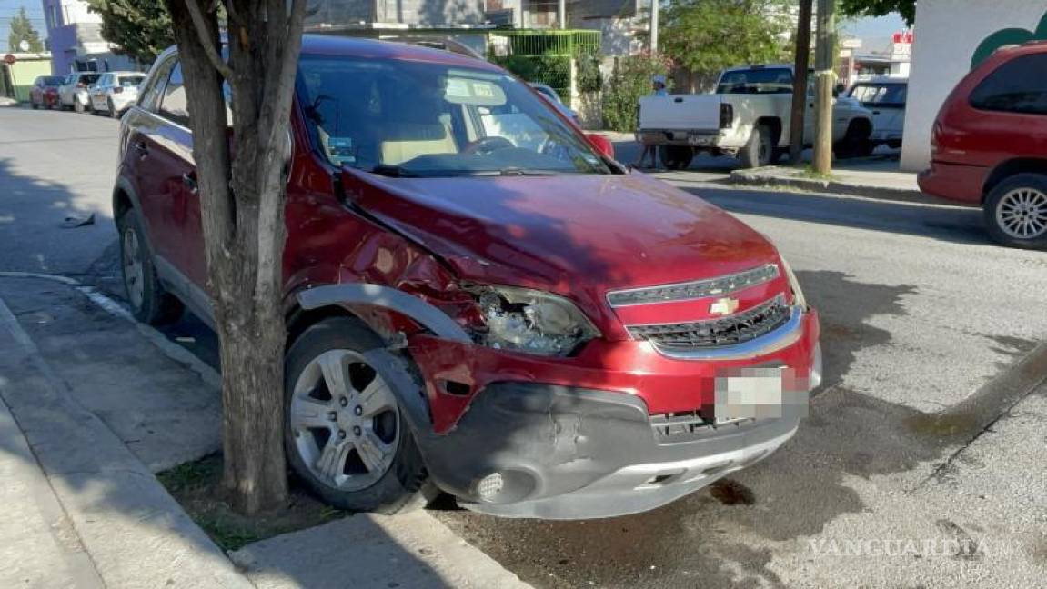 $!Israel, el conductor de la camioneta Chevrolet Captiva afectada en el accidente, examinó con su aseguradora los daños ocasionados.