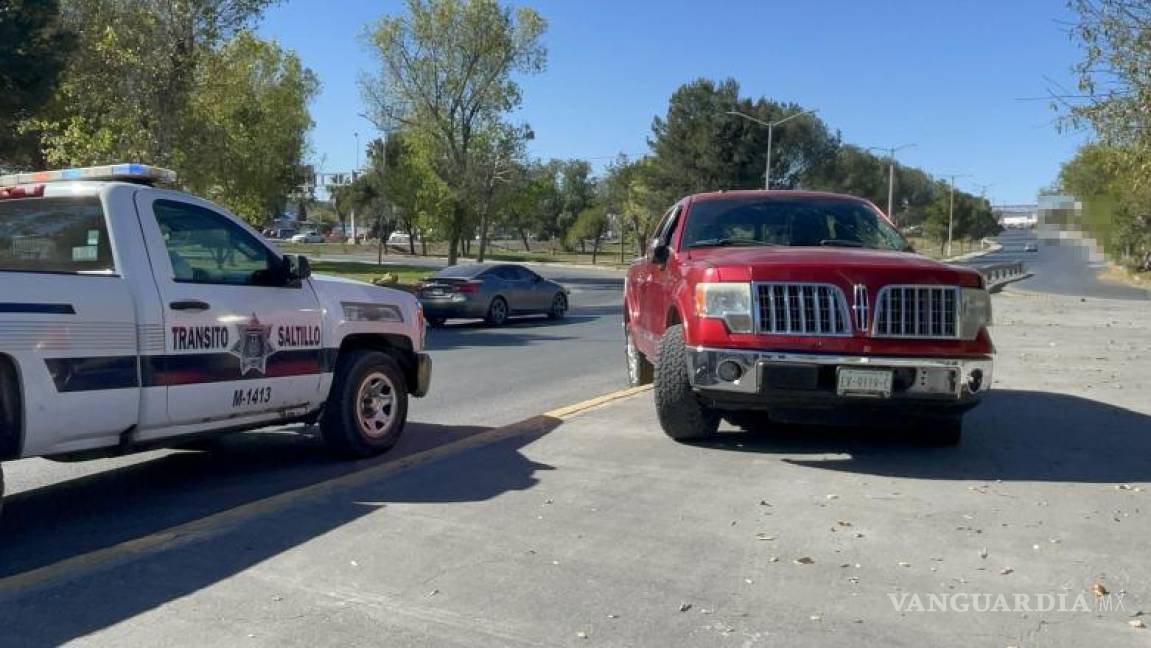 $!La camioneta quedó parcialmente sobre la acera tras el fuerte choque, afortunadamente sin que el conductor resultara herido.