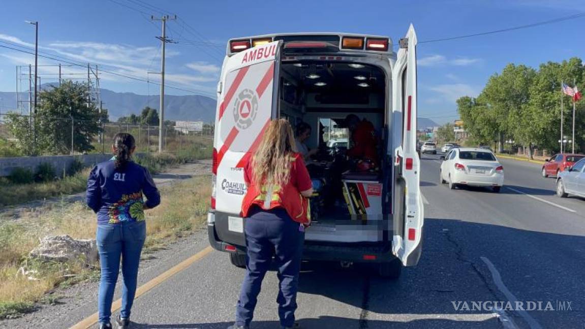$!Bomberos de Ramos Arizpe valoraron a los participantes del accidente, trasladando a la conductora responsable a un hospital privado.