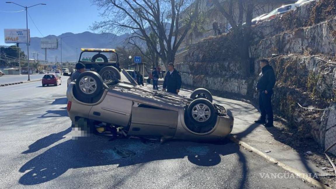 $!Autoridades municipales atendieron el accidente ocurrido en el estacionamiento elevado.