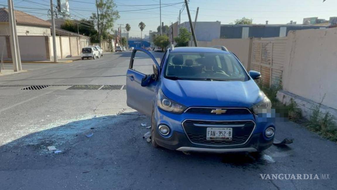 $!Agentes de la Policía Municipal de Tránsito llegaron al lugar del accidente, encontrando el Chevrolet Spark ya en posición normal y los jóvenes ocupantes fuera del vehículo, mientras la conductora mayor explica lo sucedido.