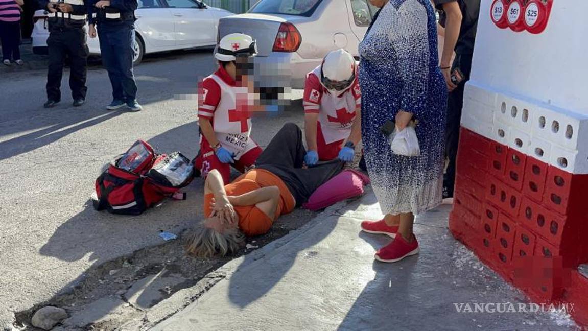 $!Personal de Cruz Roja atendió a María Guadalupe de la Peña Cabello tras ser atropellada en Mariano Abasolo.