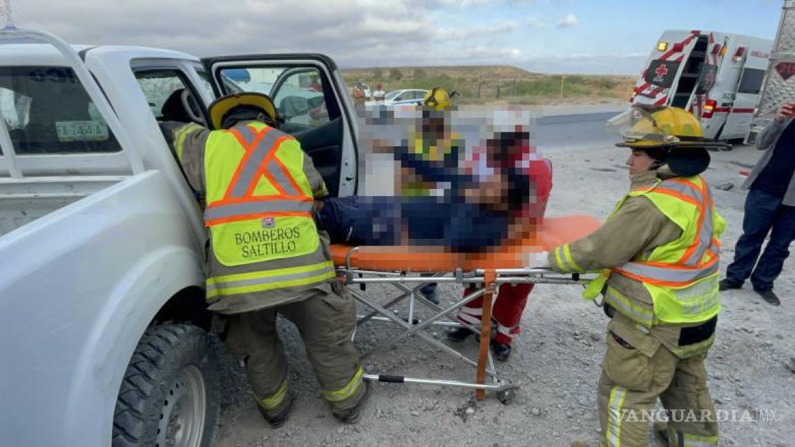 $!Paramédicos de la Cruz Roja atendieron a Juan Andrés “N” antes de trasladarlo a un hospital privado en Saltillo.