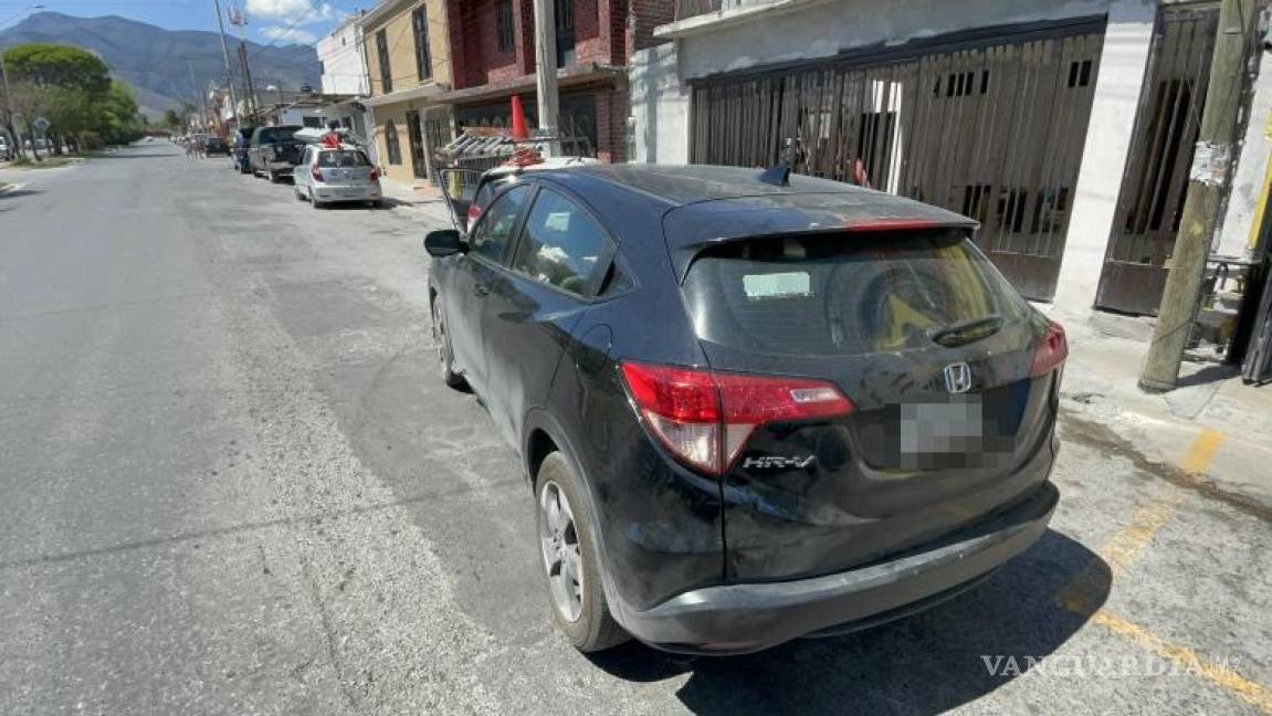 $!Los agentes de las aseguradoras llegaron al lugar del accidente para evaluar los daños y dialogar sobre la responsabilidad del siniestro.