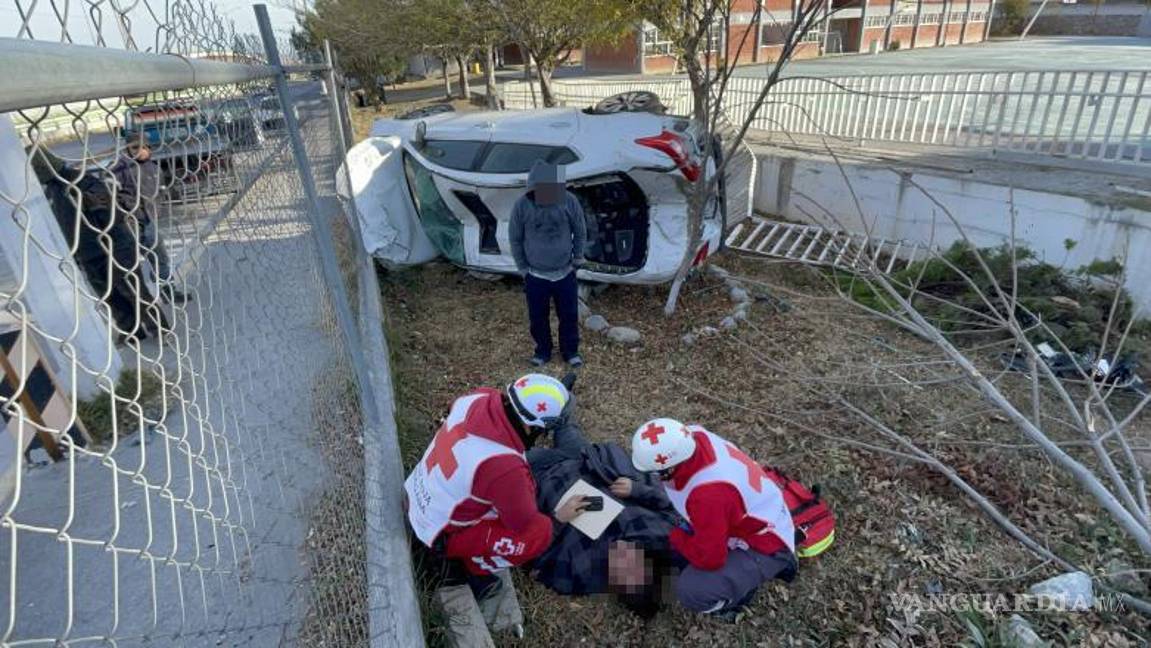$!Paramédicos y elementos de Tránsito ingresaron al COBAC para brindar atención prehospitalaria y realizar el traslado del joven lesionado a un hospital.