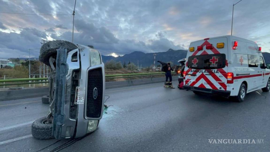 $!Paramédicos de la Cruz Roja realizaron maniobras de rescate para liberar al conductor atrapado en la camioneta volcada.