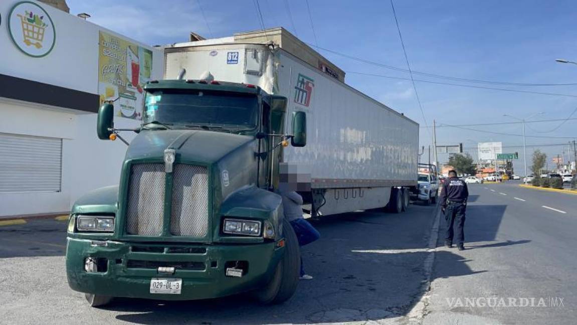 $!El tráiler quedó detenido mientras se atendían los daños al árbol y cables eléctricos.