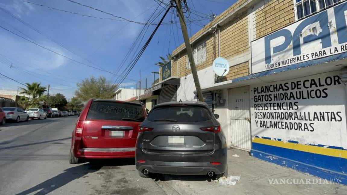 $!La camioneta Chrysler estacionada sufrió daños en su ángulo trasero debido al impacto.