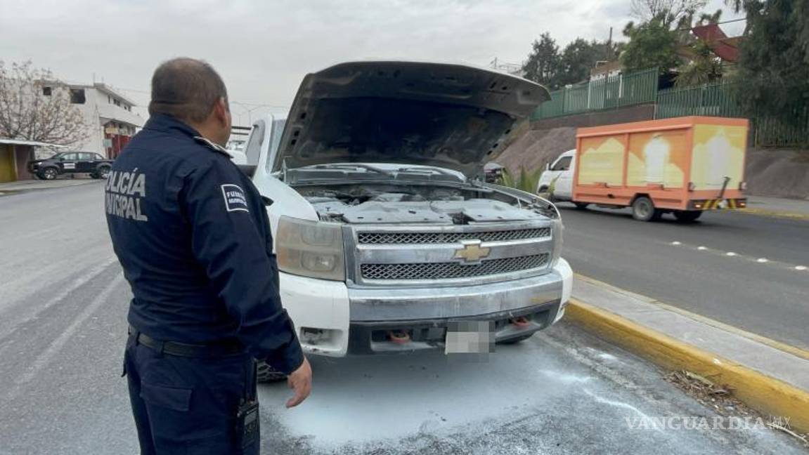 $!El vehículo fue retirado del lugar con apoyo de una grúa para su traslado a un taller.