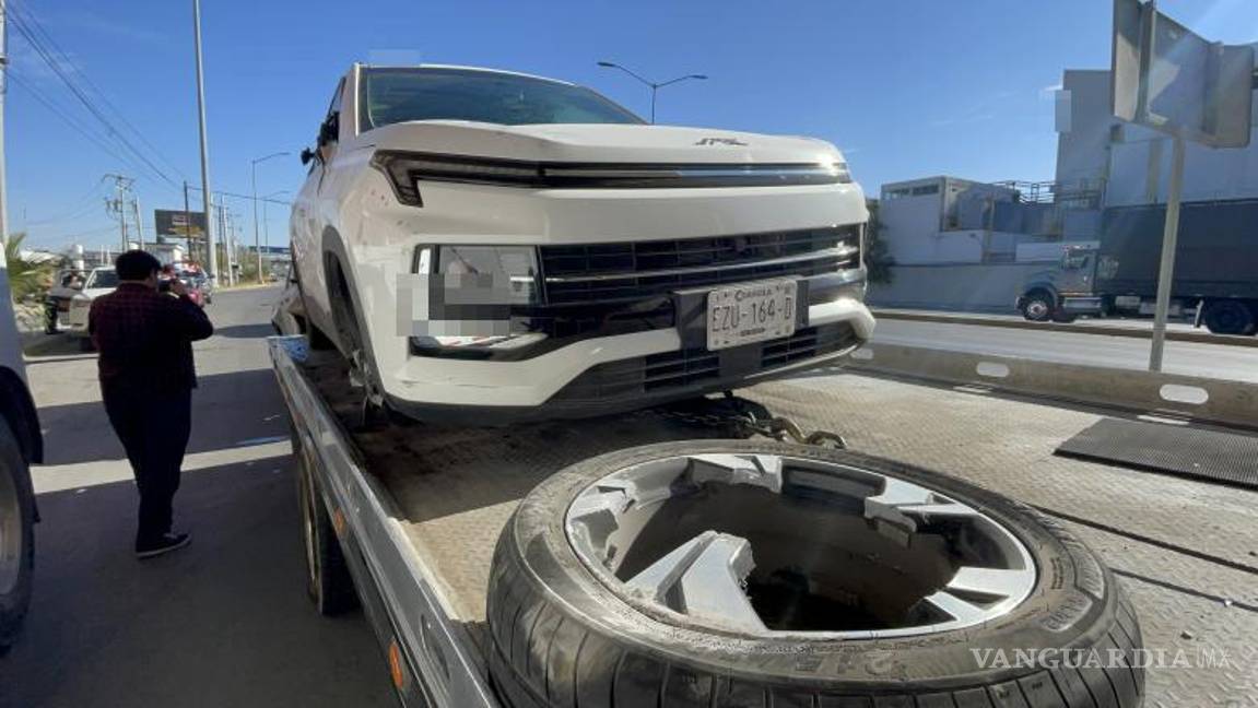 $!La camioneta JAC terminó volcada sobre el bulevar Miguel Ramos Arizpe tras perder el control a exceso de velocidad.