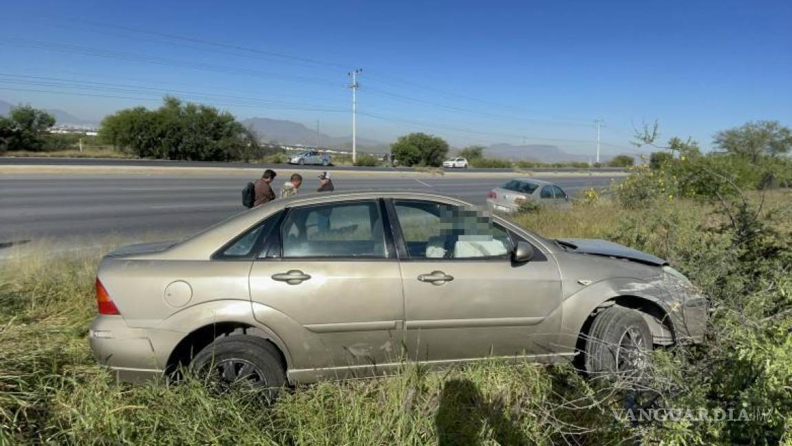 $!El Ford Focus, conducido por José Alfredo “N”, también salió de la carretera, pero su conductor no sufrió lesiones.