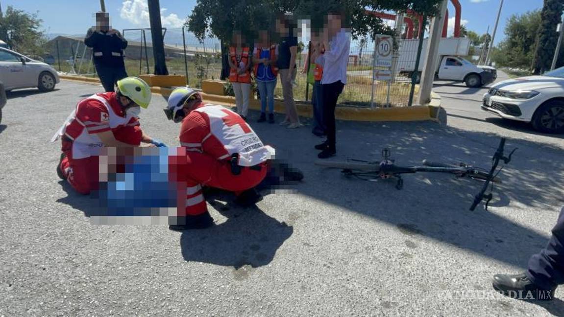 $!Paramédicos de la Cruz Roja confirman el fallecimiento de un hombre que se desplomó mientras transitaba en bicicleta.