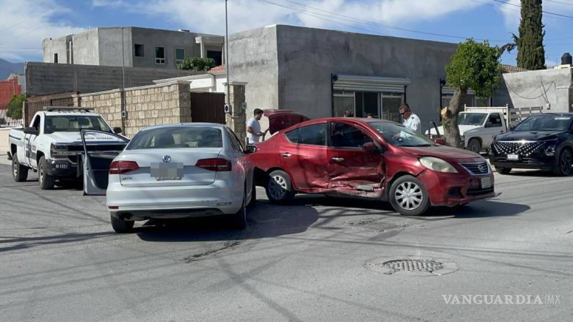 $!Personal de la Policía Municipal llegó al lugar del accidente para tomar el control de la situación.