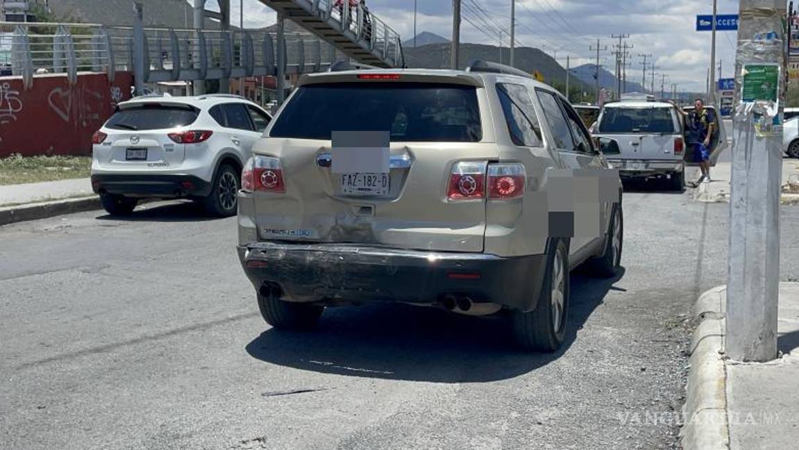 $!Varios vehículos terminaron con daños tras ser impactados en cadena.