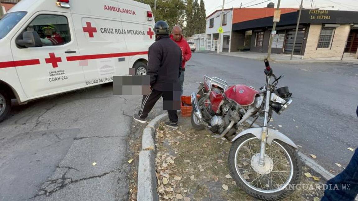 $!La motocicleta quedó dañada sobre la vialidad luego del accidente matutino.