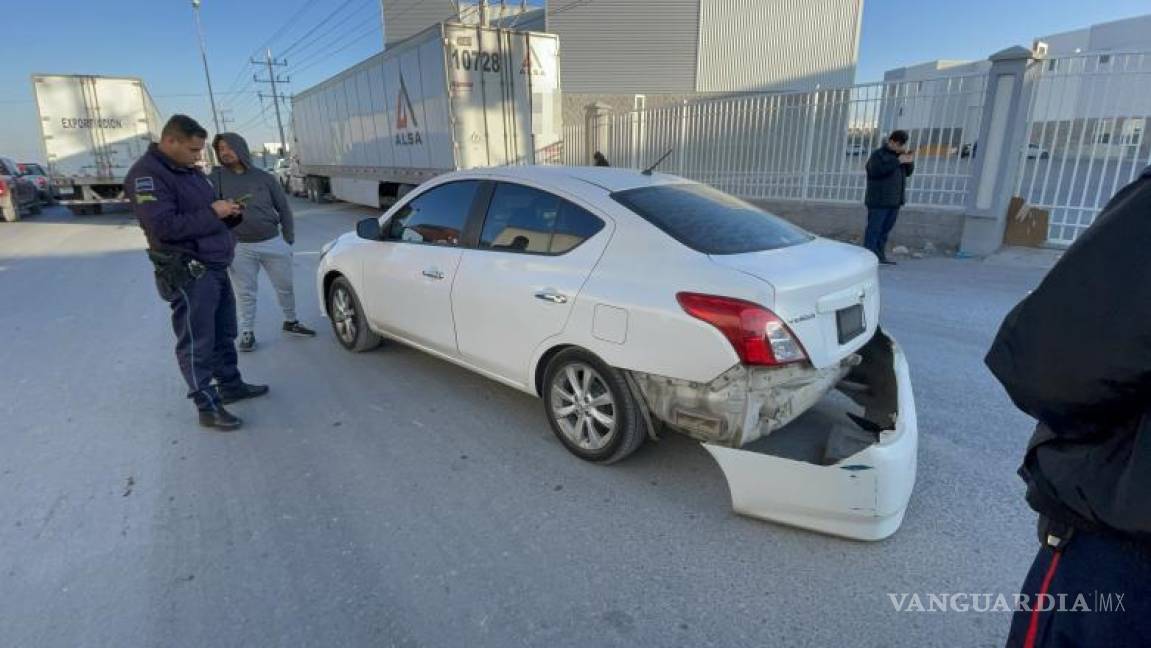 $!El Nissan Versa afectado perdió la defensa trasera tras el impacto con la camioneta de valores.