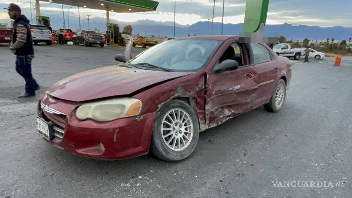 $!Las conductoras involucradas permanecieron en el sitio mientras esperaban la llegada de las aseguradoras.