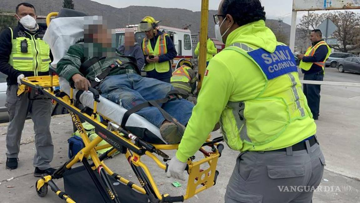 $!Paramédicos brindaron atención prehospitalaria al conductor antes de su traslado al hospital.