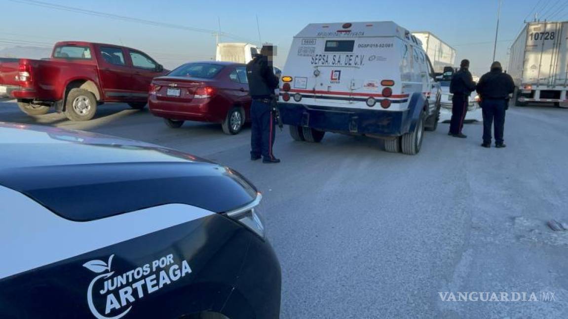 $!Autoridades de Arteaga acudieron al lugar para abanderar la zona del accidente.