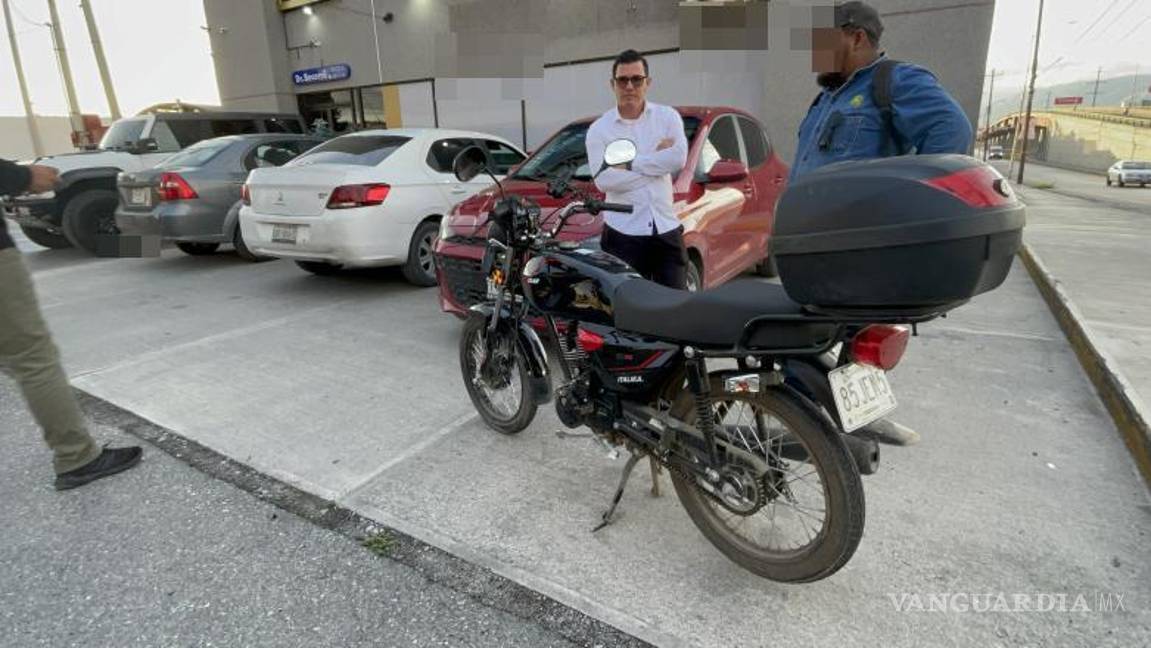 $!La motocicleta Italika terminó dañada tras el impacto con el vehículo.