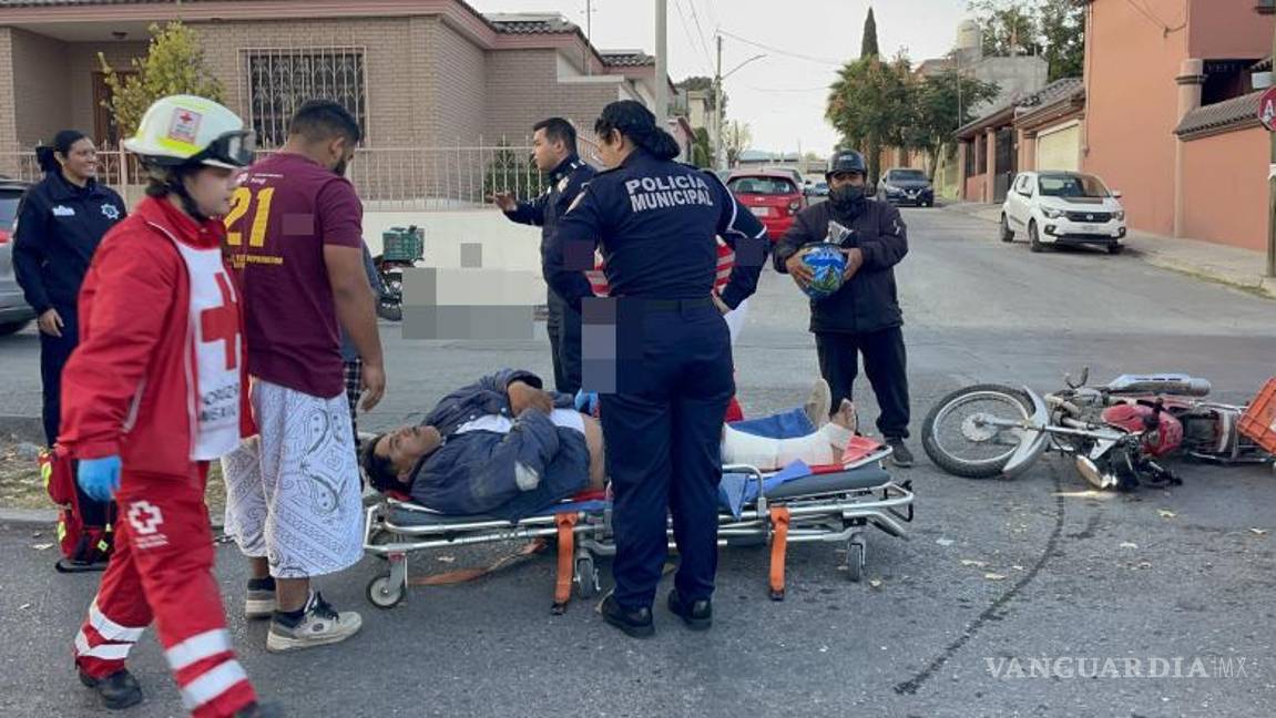 $!Paramédicos de Cruz Roja atiendieron al motociclista lesionado tras el impacto.