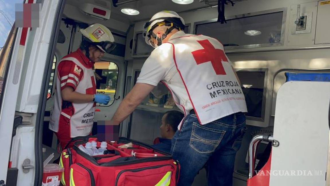 $!Personal de la Cruz Roja atendió al conductor del Mazda, quien resultó con lesiones en el rostro y la mano.