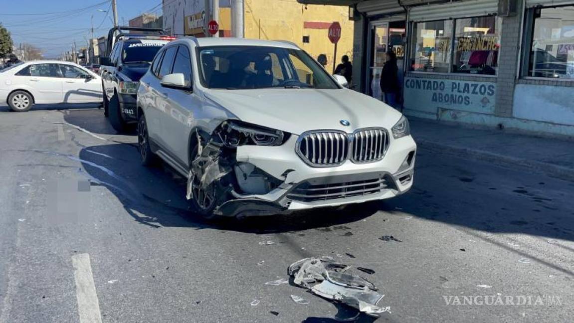 $!Camioneta BMW involucrada en el accidente con daños visibles en la parte frontal.