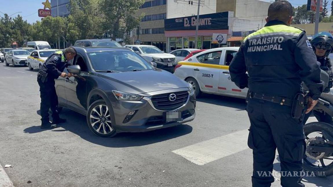 $!La mujer infraccionada discutió con los agentes tras ser sorprendida usando el celular mientras conducía.