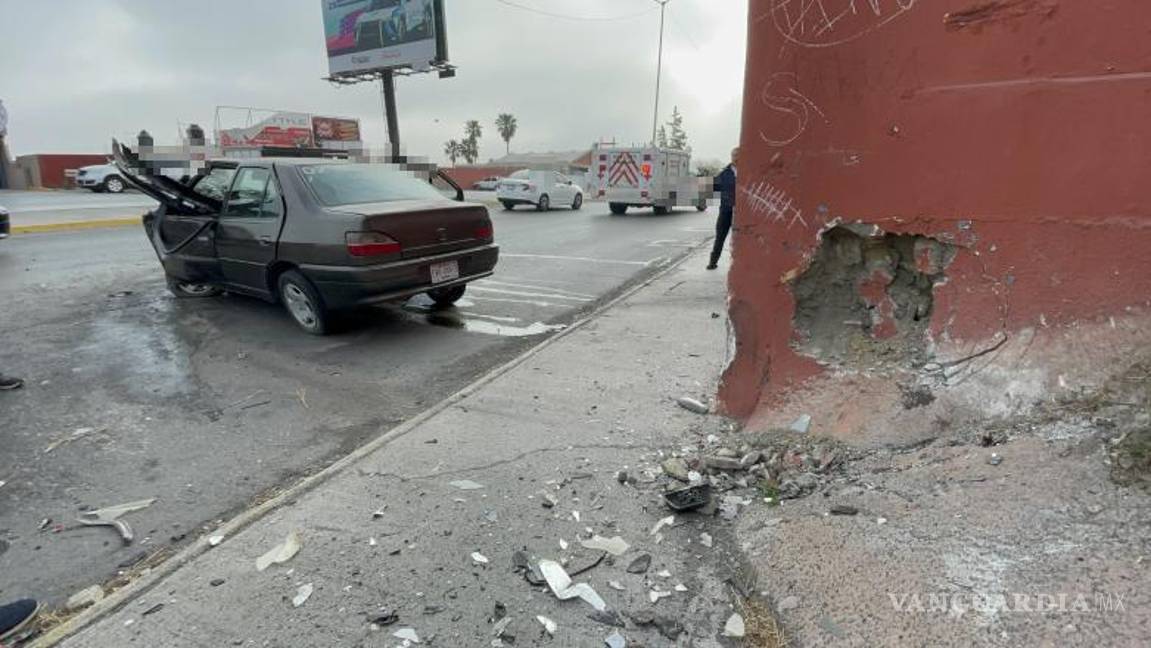 $!El choque provocó que el auto rebotara hacia los carriles de circulación, generando alarma entre los conductores.