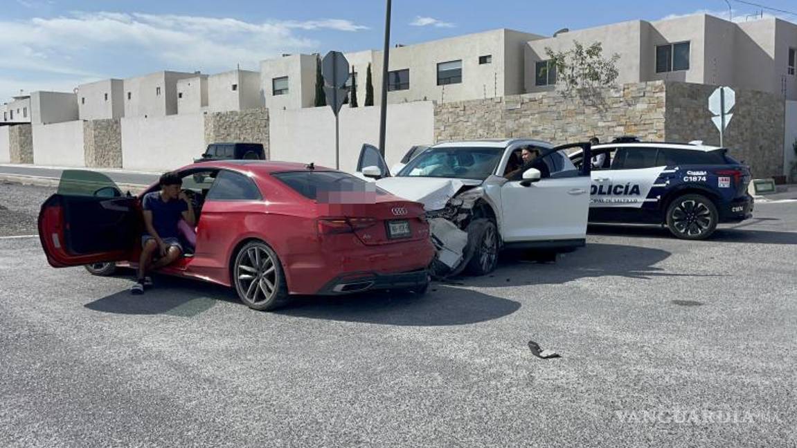$!El Audi terminó frente a la camioneta Mazda tras el impacto por alcance, en Privanzas del Campestre.