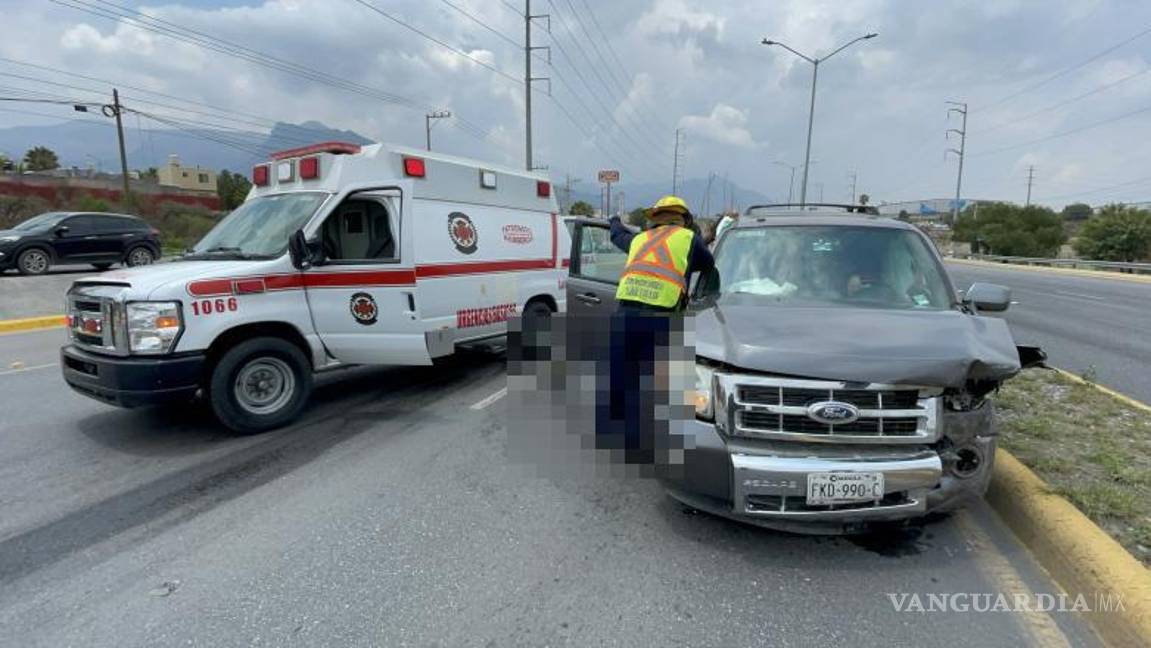 $!La camioneta Ford Escape fue impactada en su costado derecho y terminó metros adelante con una acompañante lesionada.