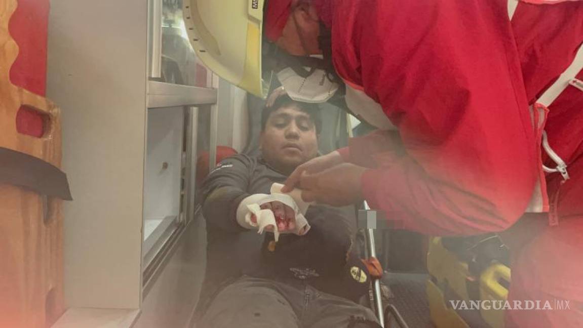 $!El conductor de la camioneta Nissan resultó con una herida en la muñeca, pero decidió no ser trasladado a un hospital.