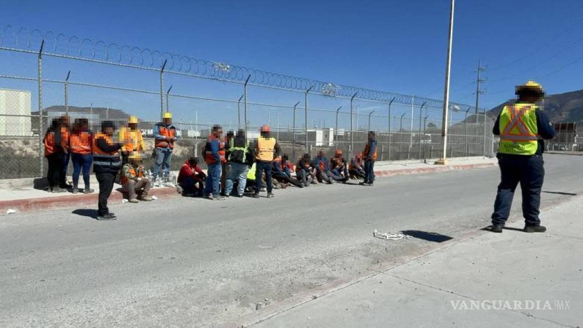 $!Los trabajadores que resultaron lesionados fueron atendidos en el lugar antes de recibir atención médica adicional.